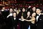 mennesker står med oscarstatuette