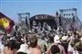 en folkemængde til koncert