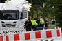 politibetjente ved ødelagt lastbil 
