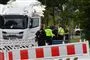 politibetjente ved ødelagt lastbil 