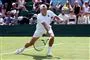 tennisspiller returnerer bolden