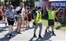 En masse glade festivalgængere går ind på festivalpladsen.