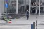 politi ved stor bygning