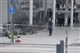politi ved stor bygning
