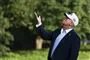 Trump med kasket slår ud med armen