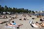 Masser af mennesker på strand