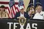 Trump bag en bande, der står Texas på