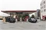 biler på tankstation