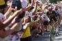 Tilskuere juler over cykelryttere