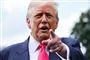 Donald Trump peger ind i kameraet