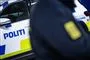 et politilogo på en bildør