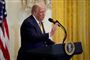 Trump på en talerstol foran en mikrofon
