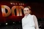 Claudia Rex i hvidt tøj med Vild med dans-logoet i baggrunden