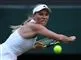 Wozniacki slår til en bold med en tennisketsjer