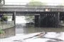 En bil er druknet i en oversvømmet viadukt