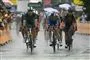 cykelryttere over stregen i regn