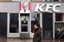 Mand går ude foran en KFC-restaurant