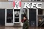 Mand går ude foran en KFC-restaurant