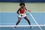 Venus Williams i rød top og hvid underdel på tennisbanen