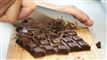 chokolade skæres på spækbrædt