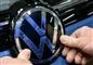 et vw-logo monteres på bil