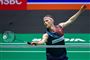 badmintonspiller helt fremme ved nettet