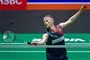 badmintonspiller helt fremme ved nettet
