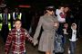 Fru Victoria Beckham med sønnen Brooklyn i hånden. David Beckham med Romeo på armen og Cruz i hånden. Foto: AP Photo / POLFOTO