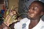 En kenyansk mand tygger khat Foto: AP/Sayyid Azim/Arkiv / POLFOTO