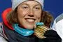 en kvinde med en medalje