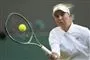 kvindelig tennisspiller slår til bolden