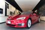 en rød bil - Tesla Model S 
