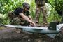 Ukrainske soldater med en af de droner, der spiller en stor rolle i krigen mod de russiske styrker. Ukraines to korruptionsbekæmpende organer har afsløret en korruptionssag vedrørende indkøb af droner og de såkaldte jammere til det ukrainske forsvar. (Arkivfoto)