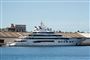 en superyacht i en havn