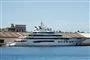 en superyacht i en havn