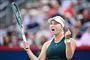 kvindelig tennisspiller med armenene i vejret i triumf