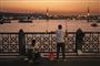 En mand kigger på Galatabroen i den tyrkiske storby Istanbul. Netop i Tyrkiet blev der i juli sat varmerekord. (Arkivfoto).