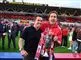 to personer holder pokal 