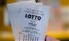 hånd holde lotto kupon