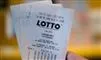 hånd holde lotto kupon