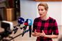 kvinde i spraglet tøj på talerstol
