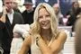 en smuk blond kvinde smiler