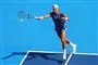 tennisspiller returnerer bolden