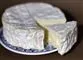 En rund camembert ligger på en tallerken