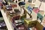 en række puffbars i kasser på et bord