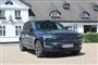 en stor SUV foran en kro