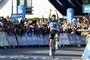 en cykelrytter triumferer