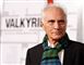 Terence Stamp med mørk jakke og halstørklæde foran en fotovæg, der står Valkyrie på