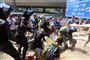 Politiet i sammenstød med demonstranter i Tel Aviv søndag.
