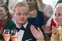 mand sidder ved bord og kigger